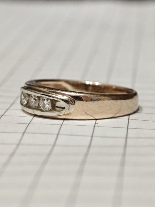 Золота каблучка, з діамантами 0.18ct, 585 проба.