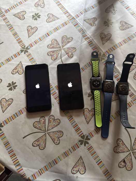 Conjunto de iPhones e apple watch .