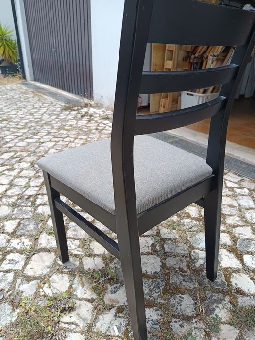 4 cadeiras pretas e cinza