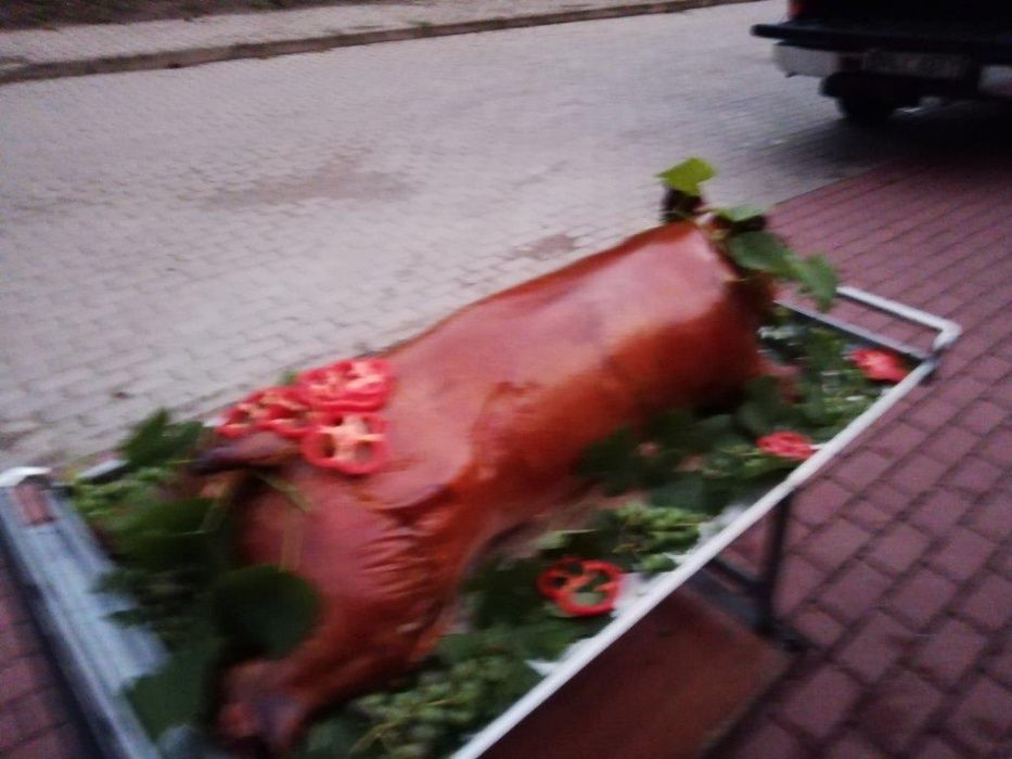 Pieczenie prosiaka - dzika stół wiejski - wędliny