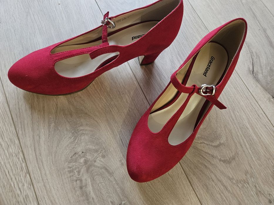 Czerwone buty na obcasie