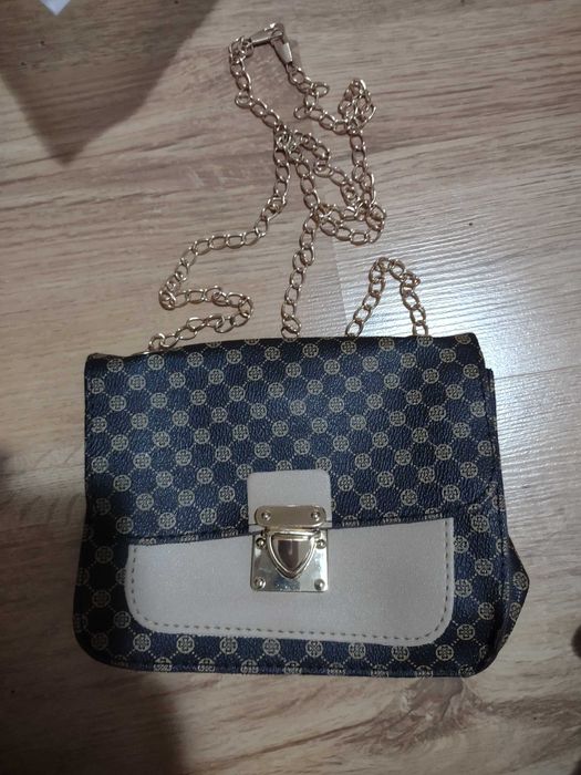 Mała torebka na łańcuszk