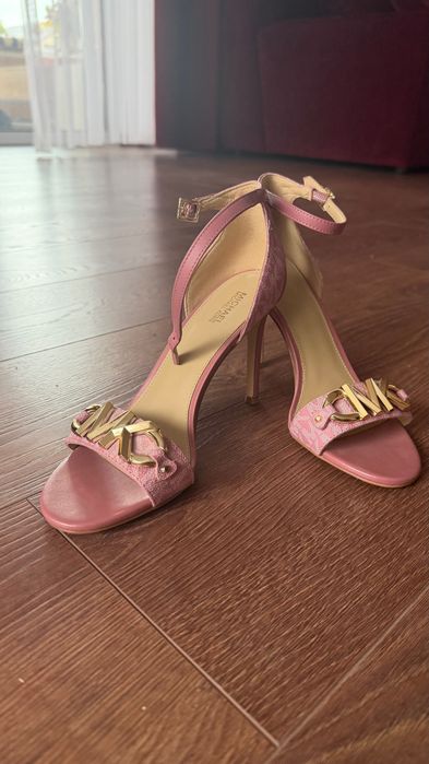 Нові босоніжки Michael Kors