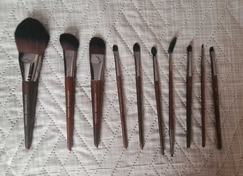 Pinceis e bolsa makeup forever
