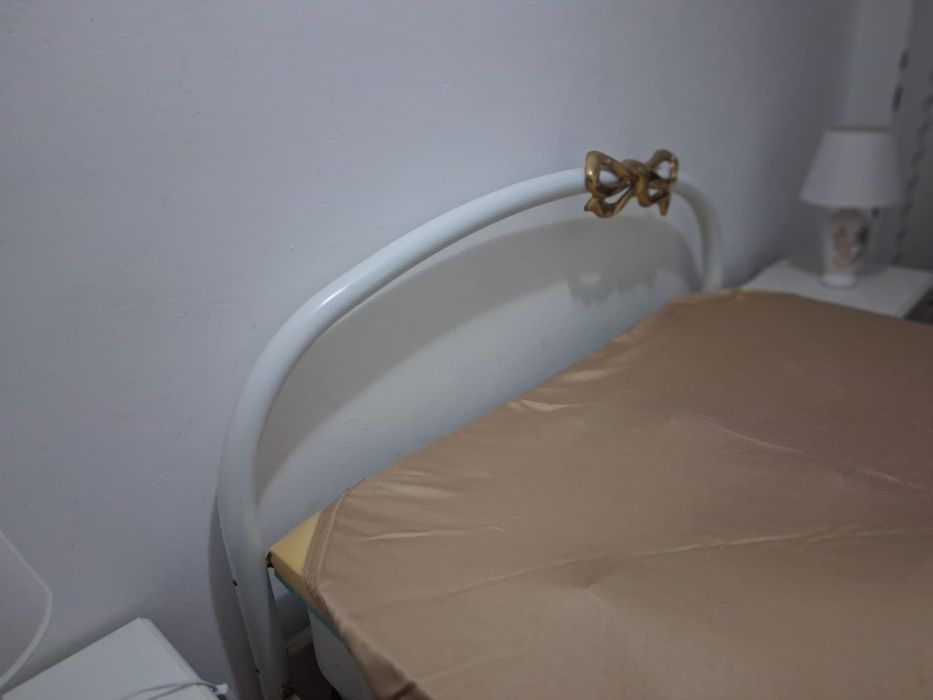 Cama de ferro com estrado