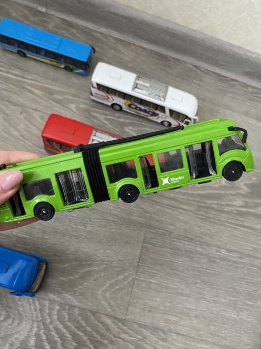 Металеві автобуси