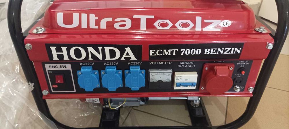 Бензиновий генератор Honda ECMT 7000 до 6 кВ трьохфазний • Новий