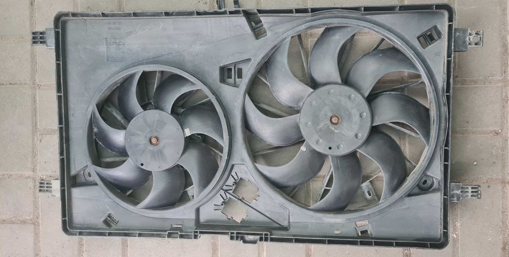 Дифузор радіатора з вентилятором Renault Master III Movano 214817062R