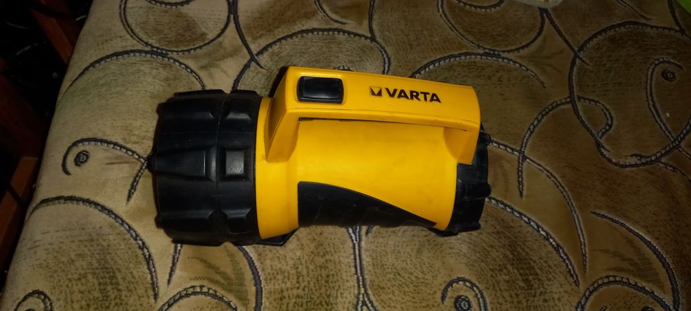 Оригинальный водонипроницаемый фонарь Varta.