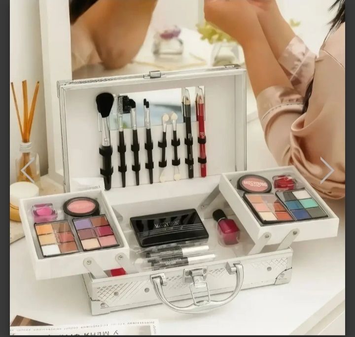 Набір жіночої косметики в подарунковому чемоданчику MC1155 Makeup set Срібний
