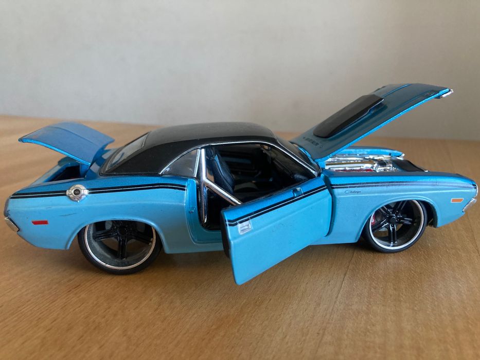Продам машинку Dodge Challenger R/Tметалеву колекційну