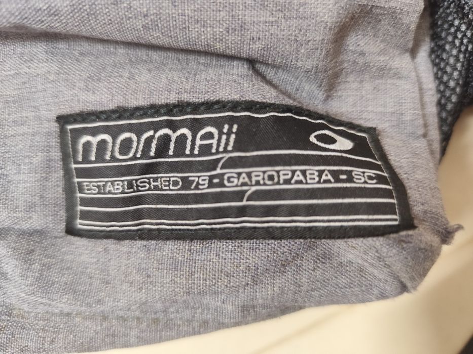 Mochila preta com padrão floral marca Mormaii