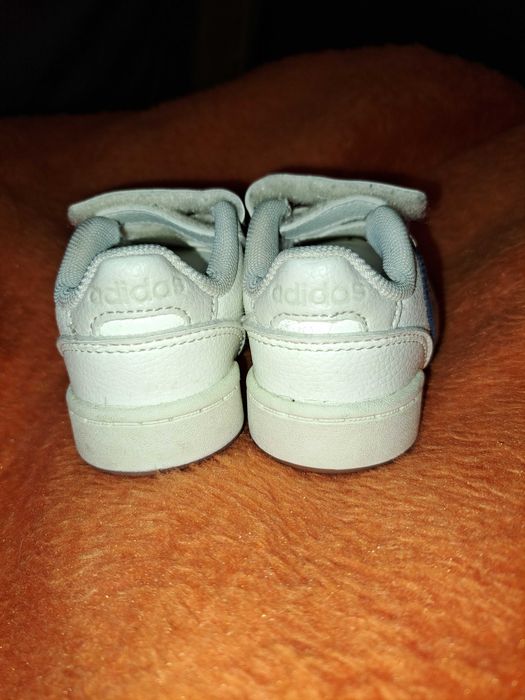 sapatinha adidas bege