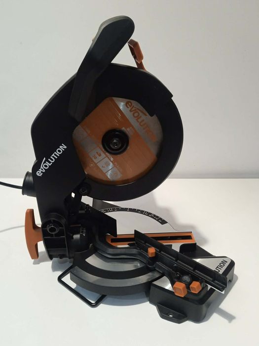Piła ukośnica Evolution R210CMS 210mm 1200W
Stan bardzo dobry, małe śl