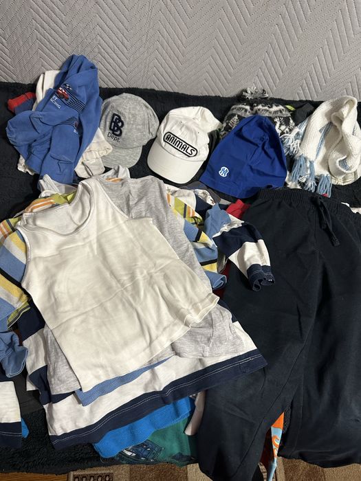 Одяг на хлопчика різного розміру приблизно 3-8