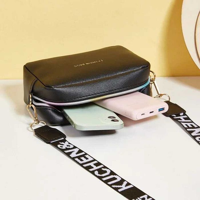 Компакта та зручна жіноча сумка з широким ремішком. Білий, чорний т