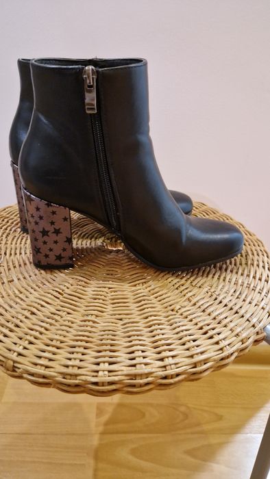 Buty za kostkę na słupku