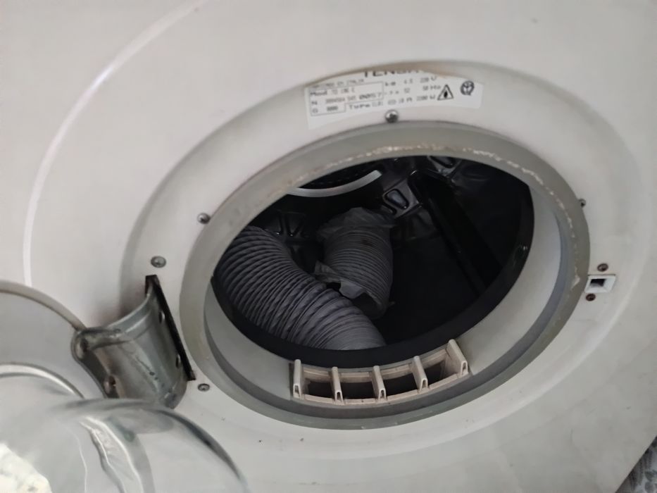 Máquina de café e máquina de secar roupa