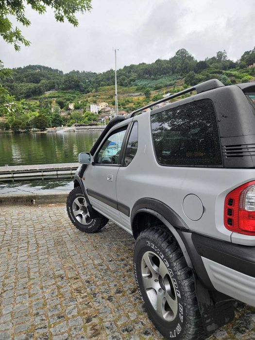 Opel Frontera.