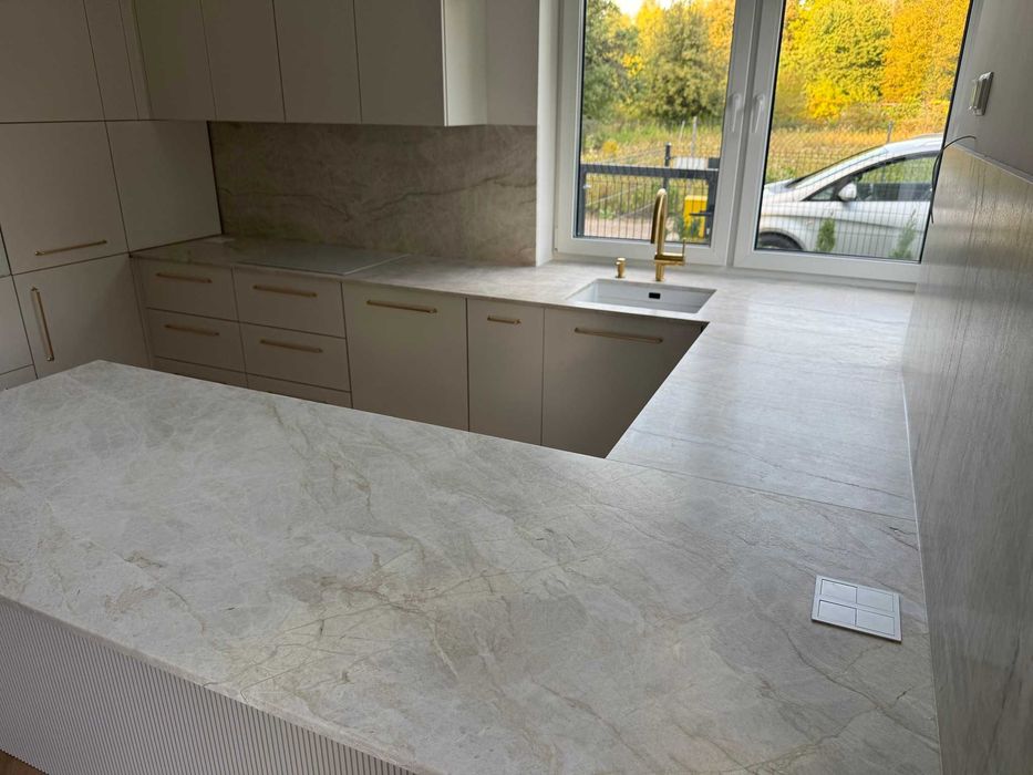 Blaty kamienne, kwarc naturalny, konglomerat, granit, spiek kwarcowy.