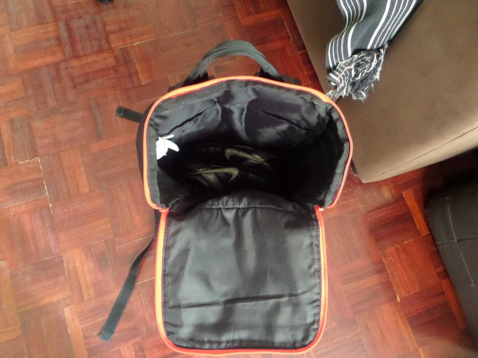 Mochila da Adidas, Preta com Perfis Vermelhos e Simbolos do Benfica. Ideal para desporto ou viagens