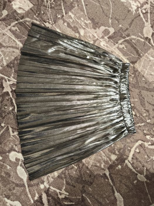 Продаётся нарядная серебреная плисировка юбка