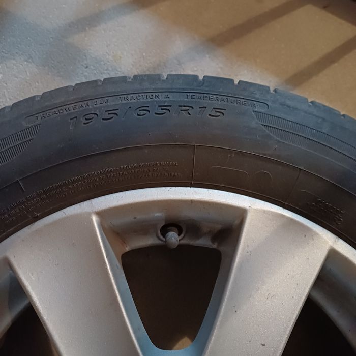 Felgi aluminiowe Dunlop opony letnie VW  golf plus Stojak  Felgi 15 alusy