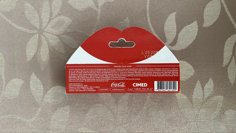 Hidratante Labial Carmed + Coca-Cola Vermelho
