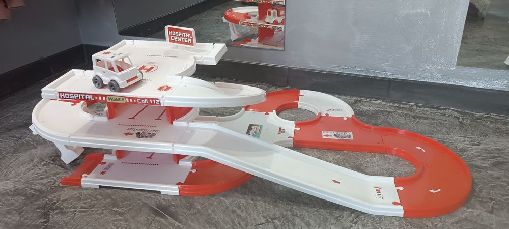 Tor garaż parking szpital Wader z serii Play Tracks City