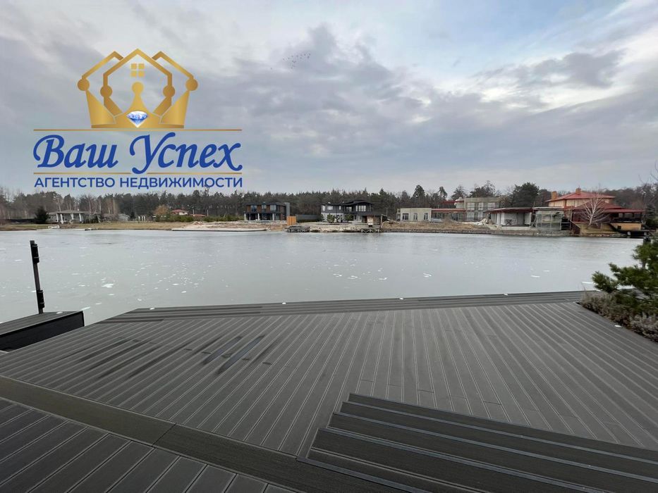 Продажа современного дома в городке с выходом на озеро.