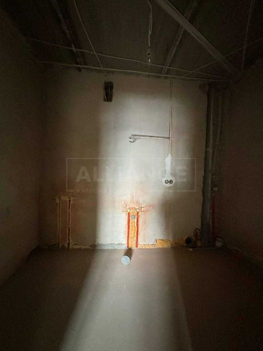 Простора 2-х.кімнатна квартира 71м2 з частковим ремонтом . біля Арсену