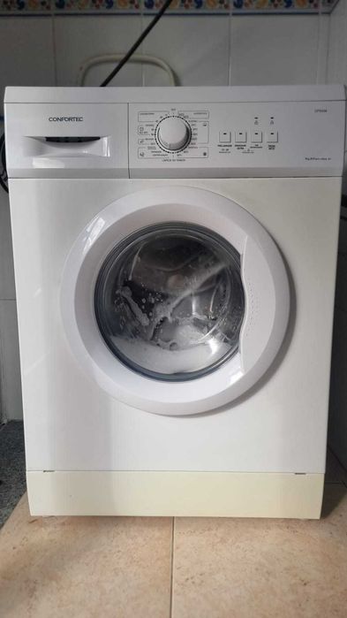 Máquina de lavar roupa Confortec CF5008 de 5kg em ótimo estado.