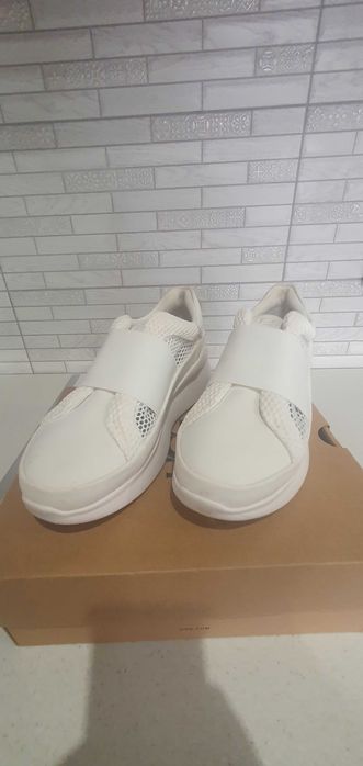 Жіночі кросівки білі