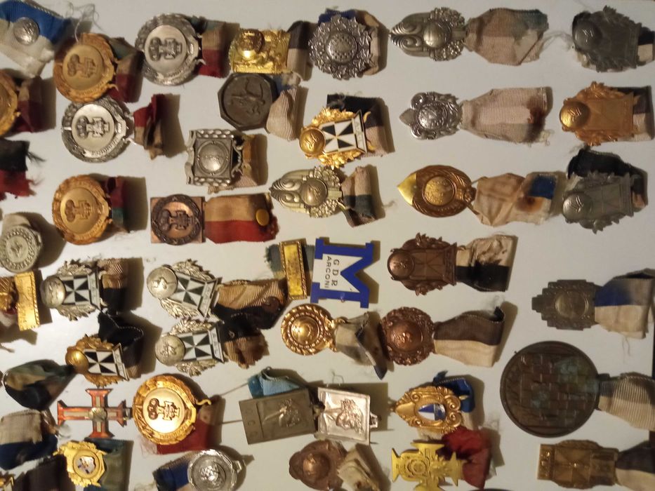 Cerca de 130 medalhas, pins e publicidade antiga