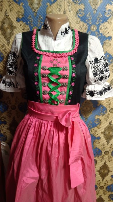 Платья баварские женские.