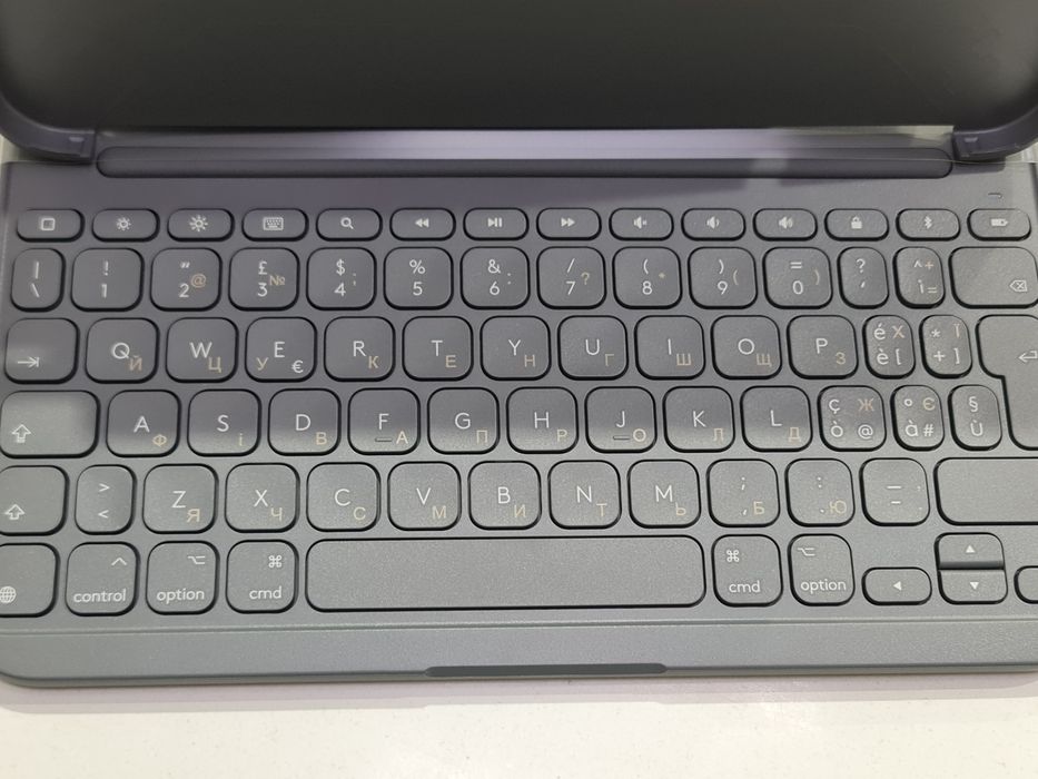 Чохол Logitech Slim Folio for iPad 10gen/11gen (A16)
