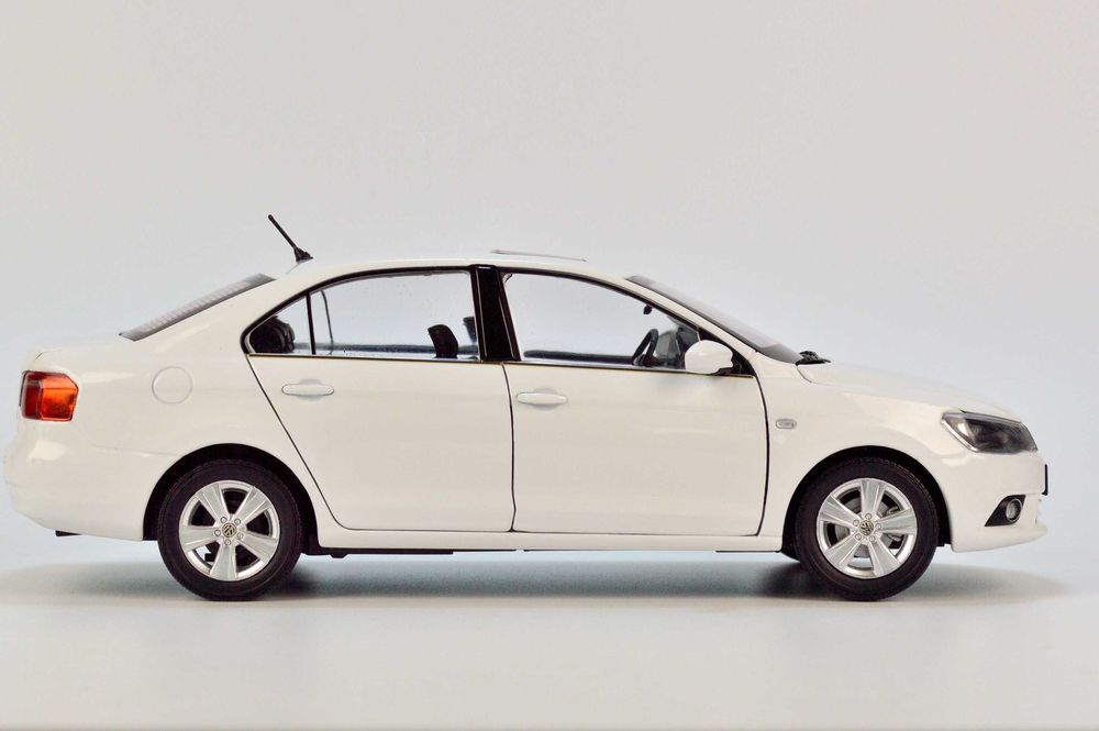 Модель автомобіля 1:18 Volkswagen Jetta 2013