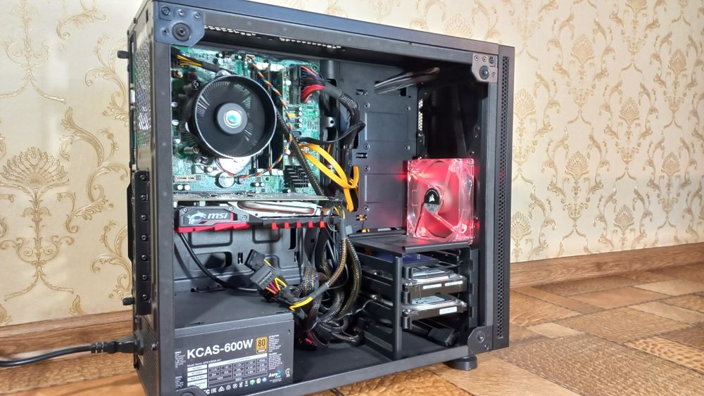 Комп'ютер з усією периферією