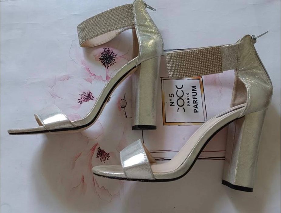 Фірмові босоніжки, каблуки преміум класу.Туфлі босоніжки quiz shoes zize 8-41сріблястого кольору для вечірок/коктейлів-26,7 см.