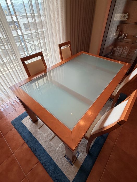 Mesa de jantar extensível em madeira + 4 cadeiras