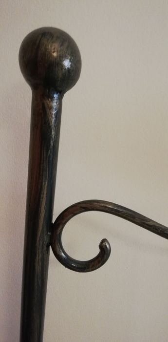 Cama casal em ferro e estrado de ripas