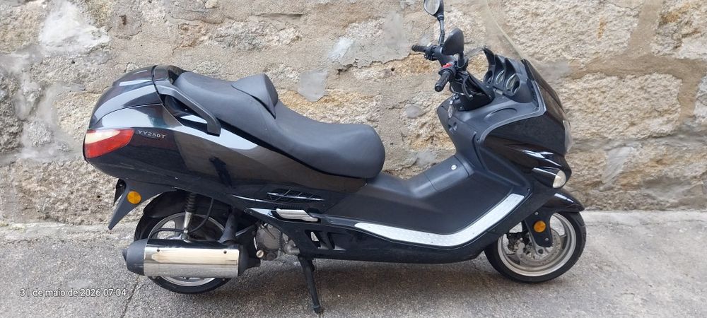 Scooter 250 jonway  com muita arrumação