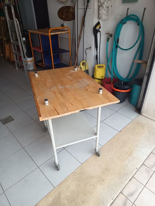 2 mesas apoio,  oferta 6 caixas arrumação e 4 cestos em ferro