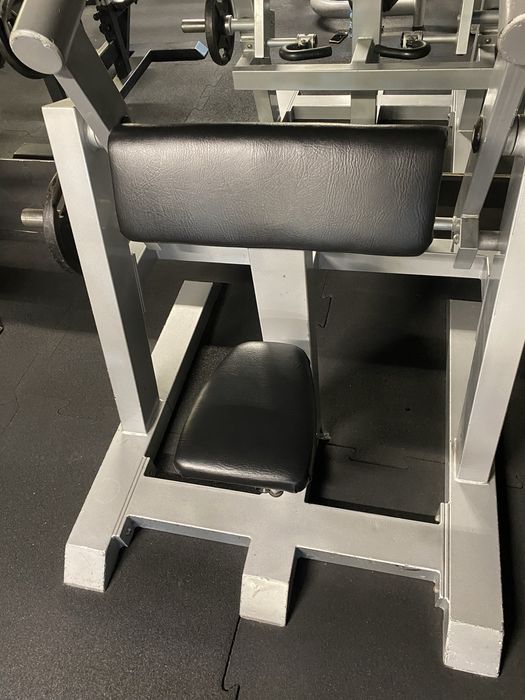 Maszyna hammer na biceps, HBP, modlitewnik, wyposażenie siłowni