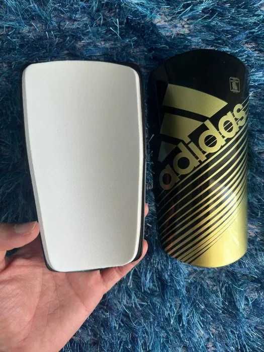 Caneleiras Adidas Pretas e Douradas