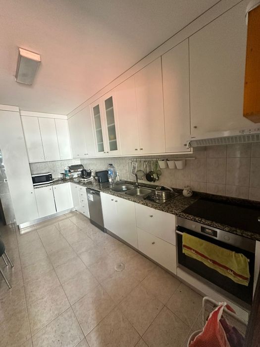 Alugo quarto com suit  na Maia priximo do metro, Forúm Maia