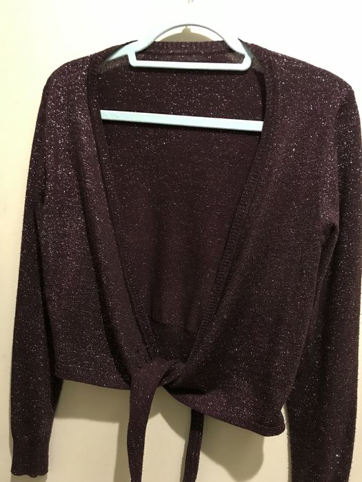 Sweterek narzutka ze srebrzystymi nitkami typu brokat