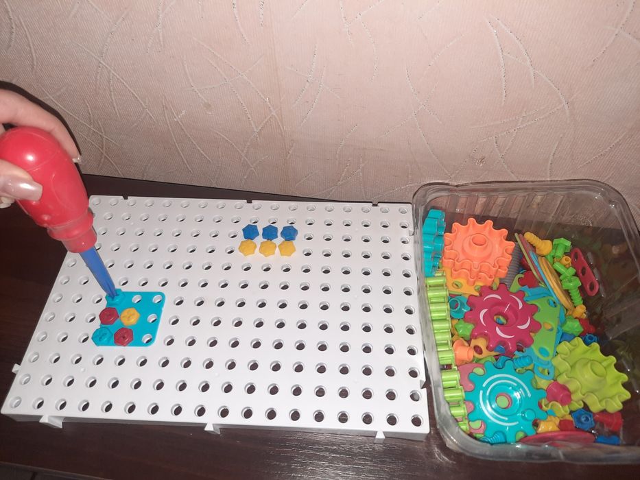 Мозаїка з викруткою та шестирьонками