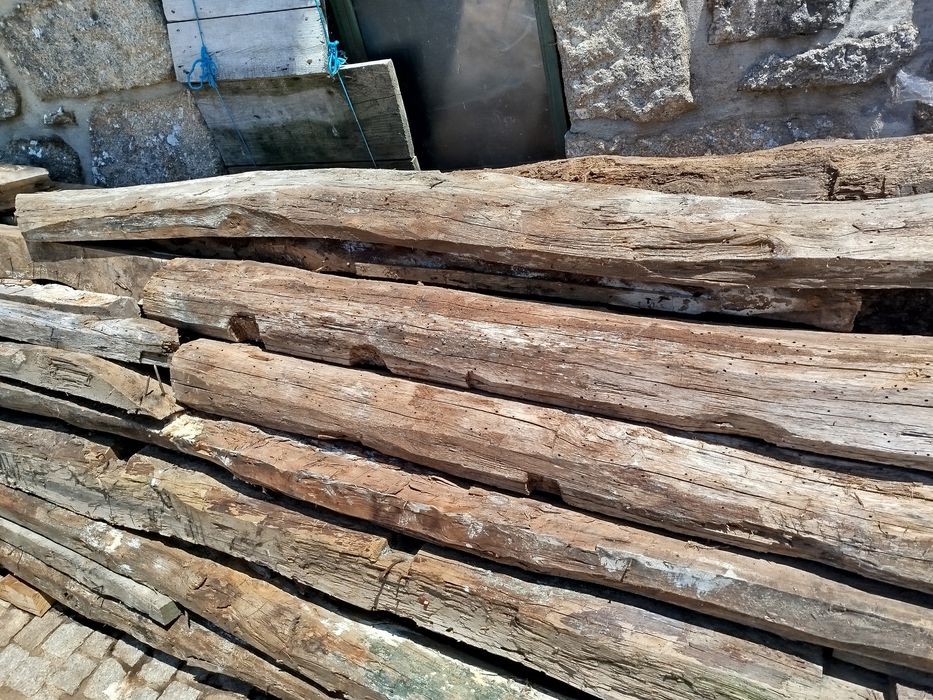 Vigas de madeira de carvalho e castanho centenárias