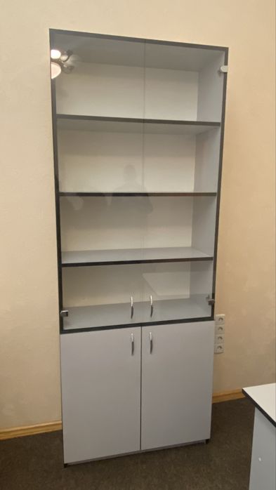 Продам шкаф-витрину и стол.